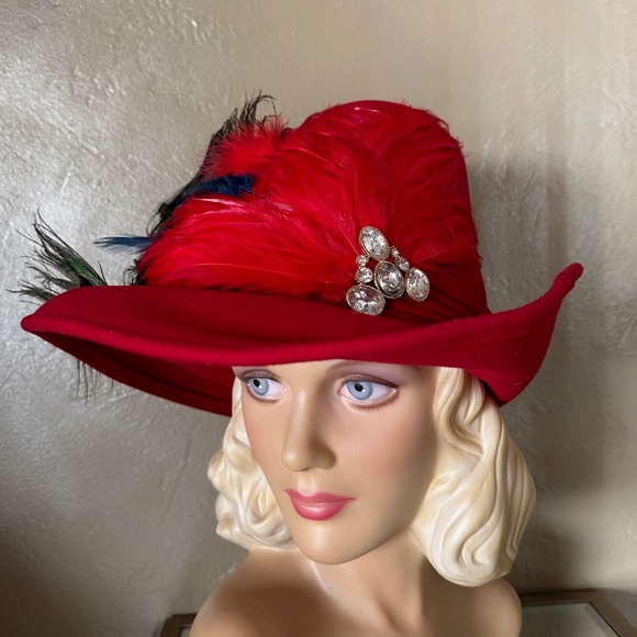 REGAL RED FELT VINTAGE HAT WITH CONICAL CROWN + FEATHER SPRAYS + BROOCH - Picture 11 of 15